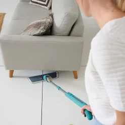 Balai serpillère microfibre avec vaporisateur gris et bleu L.124 x l.12 cm><noscript><img width=