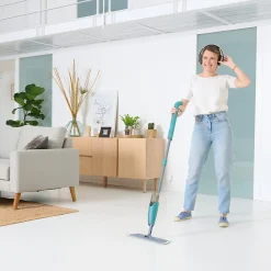 Balai serpillère microfibre avec vaporisateur gris et bleu L.124 x l.12 cm><noscript><img width=