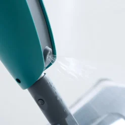 Balai serpillère microfibre avec vaporisateur gris et bleu L.124 x l.12 cm><noscript><img width=
