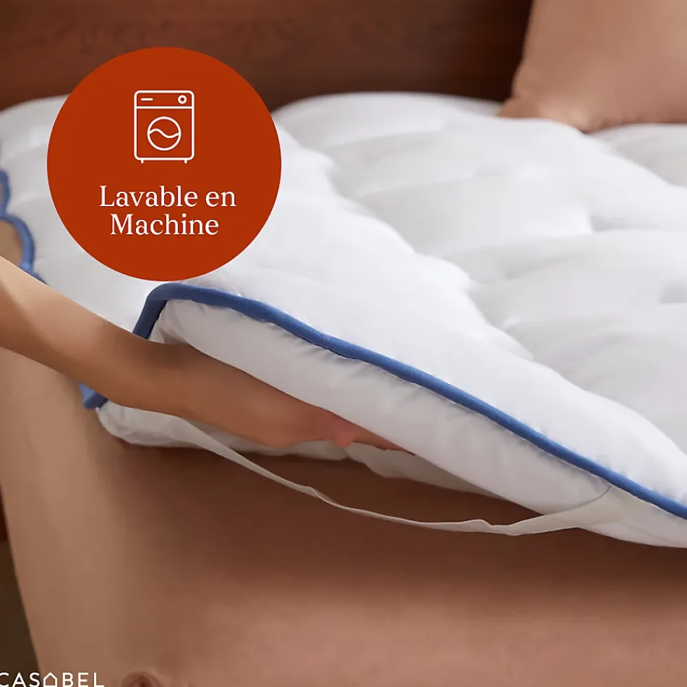 Casabel surmatelas enveloppant 90x190 cm en microfibre respirante, ultra moelleux, anti-acariens, avec liseré bleu* Surmatelas