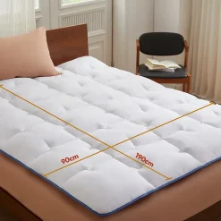 Casabel surmatelas enveloppant 90x190 cm en microfibre respirante, ultra moelleux, anti-acariens, avec liseré bleu* Surmatelas