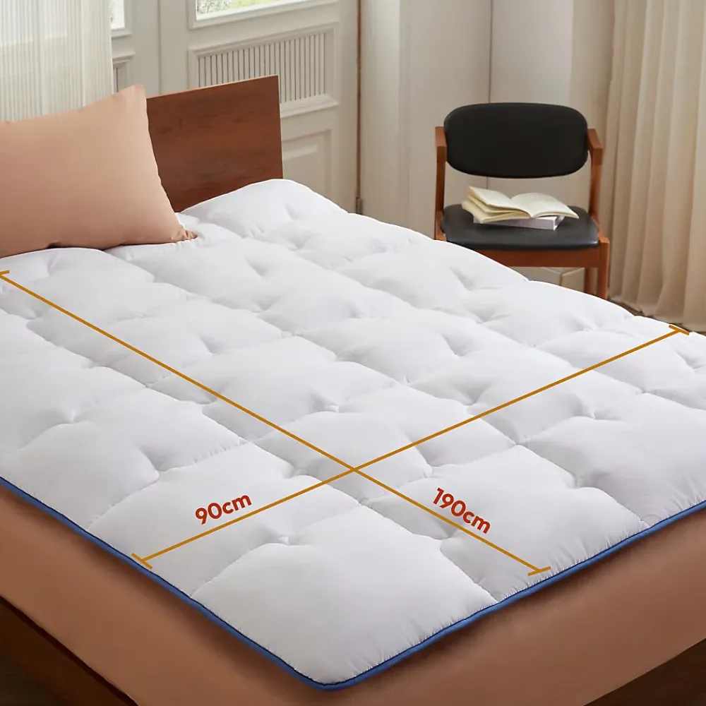 Casabel surmatelas enveloppant 90x190 cm en microfibre respirante, ultra moelleux, anti-acariens, avec liseré bleu* Surmatelas