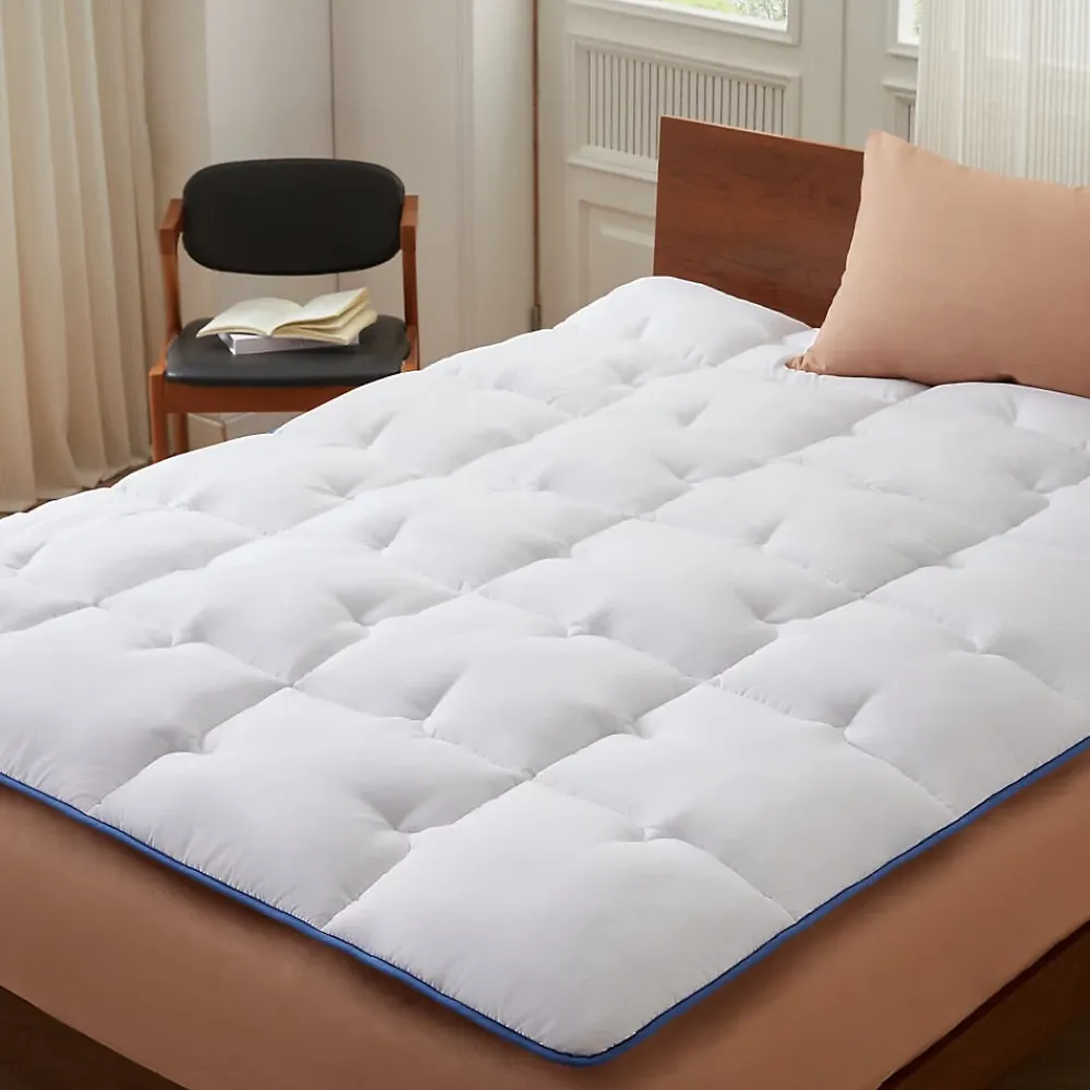 Casabel surmatelas enveloppant 140x200 cm en microfibre respirante, ultra moelleux, anti-acariens, avec liseré bleu* Surmatelas
