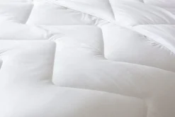 Couette anti-acariens chaude 140 x 200 cm polyester blanc><noscript><img width=