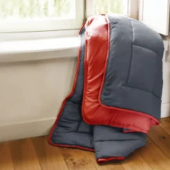 Couette hiver 140x200 cm COCOON BICOLORE Gris/Rouge garnissage fibre polyester 400g/m2>Linnea