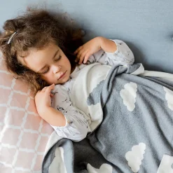Kindsgut Couverture enfant nuages 100 x 80 cm* Couverture