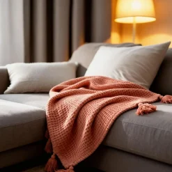 Couverture plaid 100% coton rose saumon avec pompons 130x170cm ARNISKA ->Sacasa New