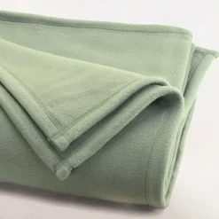 Linnea Couverture polaire 240x260 cm Isba Amande 100% Polyester 320g/m2 non-feu* Couverture