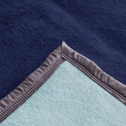 Couverture pure laine vierge Woolmark 500g/m² VOLTA 180x240 cm Bleu Marine/Myosotis><noscript><img width=