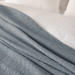 Dessus de lit 180x250 cm en coton lavé SEVILLE bleu abysse><noscript><img width=