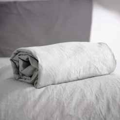 Drap housse uni 140x190 cm MILA 100% polyester micro lavée gris perle><noscript><img width=