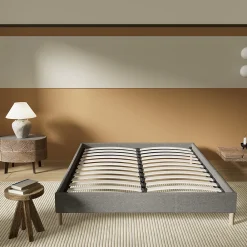 Lit avec sommier lattes en bois - 140x200 cm - Tissu Gris - Pieds en bois><noscript><img width=