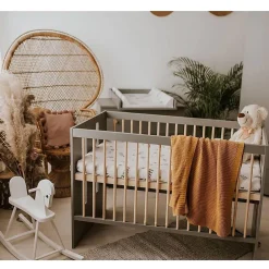Lit Bébé Enfant évolutif à Barreaux Avec Sommier Réglable Gris / Bois 120x60 Cm><noscript><img data-lazyloaded=
