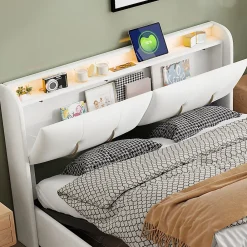 Simple Life Lit coffre 140x200 cm avec LED, sommier à lattes, USB Type-C, capitonné velours blanc* Lit Coffre