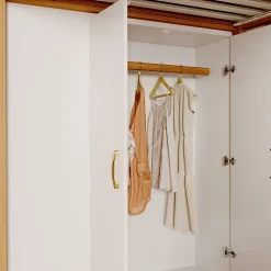 Lit superposé 90x200 cm avec armoire intégrée et échelle à tiroirs en bois massif, blanc et bois naturel><noscript><img width=