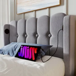 Lit 90x200 cm avec ports USB et Type C tête de lit à panneaux tapissée lin gris cadre rembourré robuste><noscript><img width=