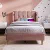 Lit 90x200 cm avec tête de lit à panneaux, tapissé velours rose et station de charge USB-C intégrée>Redom Hot