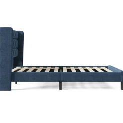Lit 140x200 cm avec tête de lit tapissée en lin bleu, pieds noirs et sommier à lattes intégré, design élégant><noscript><img width=
