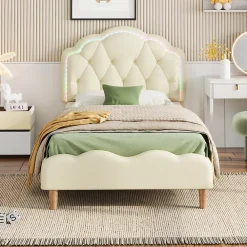 Lit 90x200 cm avec tête de lit ondulée et bande LED multicolore intégrée, tapissé PU beige, lattes en bois><noscript><img width=