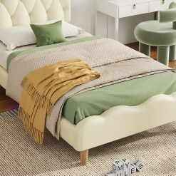 Lit 90x200 cm avec tête de lit ondulée et bande LED multicolore intégrée, tapissé PU beige, lattes en bois><noscript><img width=