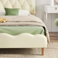 Lit 90x200 cm avec tête de lit ondulée et bande LED multicolore intégrée, tapissé PU beige, lattes en bois><noscript><img width=