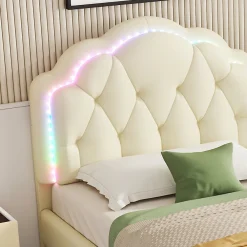 Lit 90x200 cm avec tête de lit ondulée et bande LED multicolore intégrée, tapissé PU beige, lattes en bois><noscript><img width=