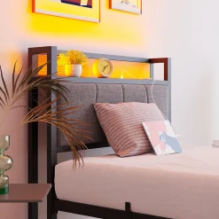 Lit 90x200 cm avec tête haute rembourrée, LED intégrées et station de charge USB, cadre métal noir><noscript><img width=