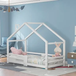 Lit 90x200 cm en bois massif blanc, forme maison avec cheminée, barrières anti-chute 4 côtés et lattes rigides><noscript><img width=