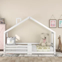 Lit 90x200 cm en bois massif blanc, forme maison avec cheminée, barrières anti-chute 4 côtés et lattes rigides><noscript><img width=