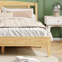 Lit 160x200 cm en pin et rotin PE avec tête de lit décorative, design naturel, 15 lattes et pieds centraux><noscript><img width=