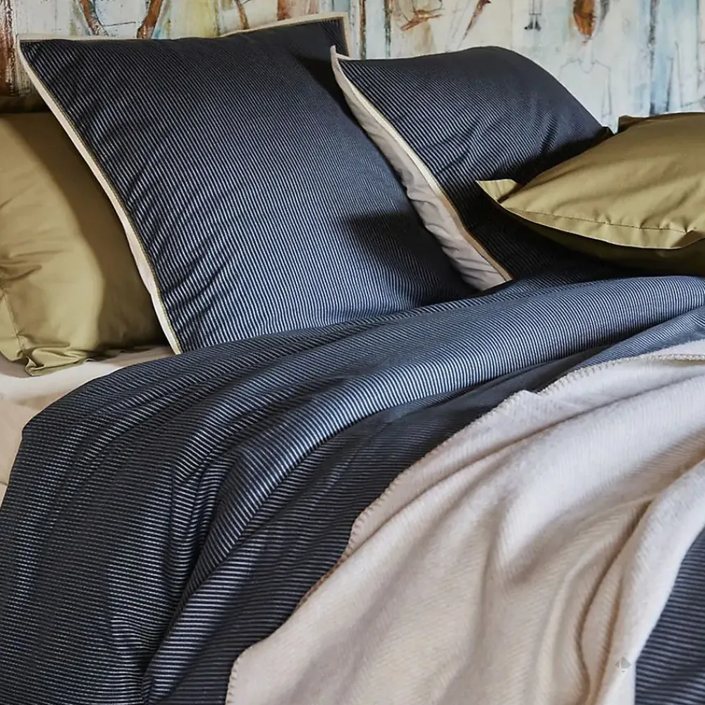 Parure de lit 3 pièces : housse 260x240 cm et taies 50x70 cm coton BRIXTON à rayures noires>Linnea Hot