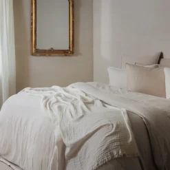 Parure de lit 3 pièces 240x220 cm et 65x65 cm mousseline de coton MILOS beige ficelle>Linnea New