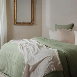 Parure de lit 3 pièces 240x220 cm et 50x70 cm mousseline de coton MILOS vert mousse>Linnea Hot