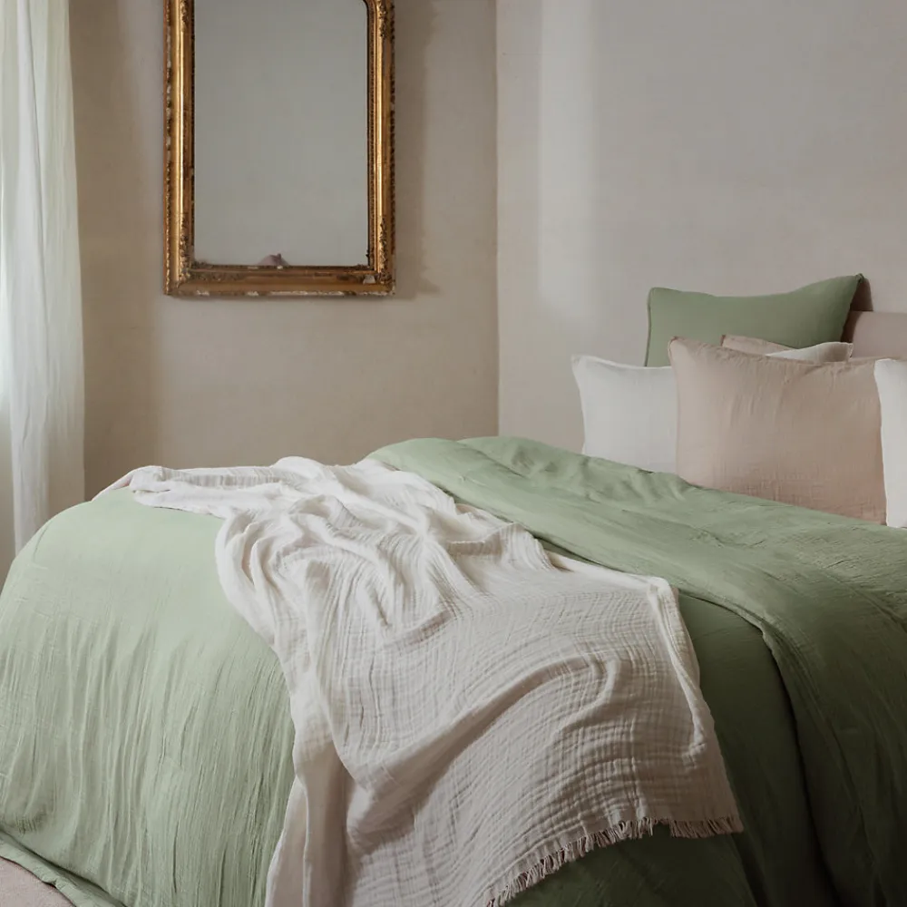 Parure de lit 3 pièces 240x220 cm et 50x70 cm mousseline de coton MILOS vert mousse>Linnea Hot