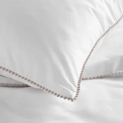Douceur D'Intérieur Parure de lit blanche galon pompons beiges (240x220 cm - Blanc)* Parure De Lit