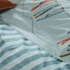 Linnea Parure de lit brodée 3 pièces : housse 240x220 cm et taies 50x80 cm en percale de coton PASSE MONTAGNE bleu givré* Parure De Lit