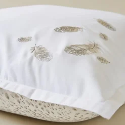 Linnea Parure de lit brodée 3 pièces : housse 260x240 cm et taies 50x70 cm en satin de coton NINA blanc* Parure De Lit
