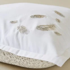Parure de lit brodée 3 pièces : housse 250x220 cm et taies 50x80 cm en satin de coton NINA blanc><noscript><img width=