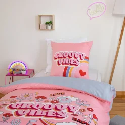 Parure de lit enfant GROOVY VIBES 140x200 cm en microfibre rose 2 pièces><noscript><img width=