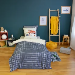 Sweeek Parure de lit réversible PINPON 1 place imprimé thème pompier en microfibre. 140 x 200cm. 1 housse de couette. 1 taie d'oreiller* Parure De Lit