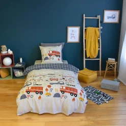 Sweeek Parure de lit réversible PINPON 1 place imprimé thème pompier en microfibre. 140 x 200cm. 1 housse de couette. 1 taie d'oreiller* Parure De Lit