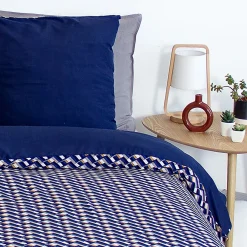 Parure de lit 140x200 cm en microfibre LOSS bleu foncé motif géométrique 2 pièces><noscript><img width=