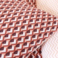 Linnea Parure de lit 240x220 cm en microfibre TIAGOH rouge motif géométrique 3 pièces* Parure De Lit