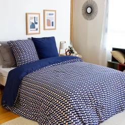 Parure de lit 260x240 cm en microfibre LOSS bleu foncé motif géométrique 3 pièces>Linnea