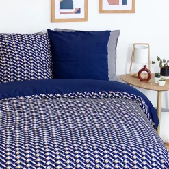Parure de lit 260x240 cm en microfibre LOSS bleu foncé motif géométrique 3 pièces><noscript><img width=