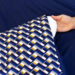 Parure de lit 260x240 cm en microfibre LOSS bleu foncé motif géométrique 3 pièces><noscript><img width=
