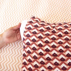 Parure de lit 260x240 cm en microfibre TIAGOH rouge motif géométrique 3 pièces><noscript><img width=