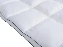 Vente-unique Surconfort de matelas anti-acariens 2 places - 140 x 190 cm - Enveloppe satin 120 fils/cm2 - garnissage 1000gr/m2 - Blanc* Surmatelas