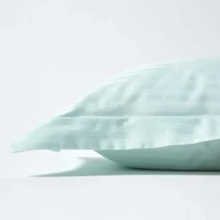 Taie d'oreiller à  volants bleu satin rayé en coton égyptien 330 fils, 50x75 cm ->Homescapes Outlet