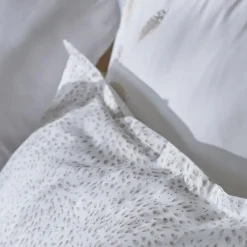 Taie d'oreiller brodée 50x70 cm en satin de coton NINA blanc><noscript><img width=